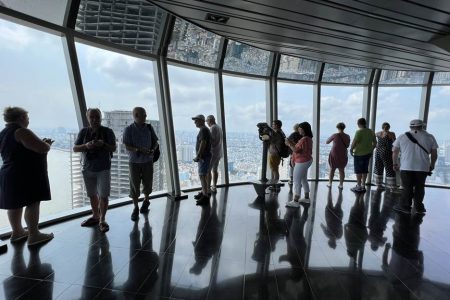 Gần 1.000 du khách quốc tế từ siêu tàu biển Mein Schiff thăm Saigon Skydeck
