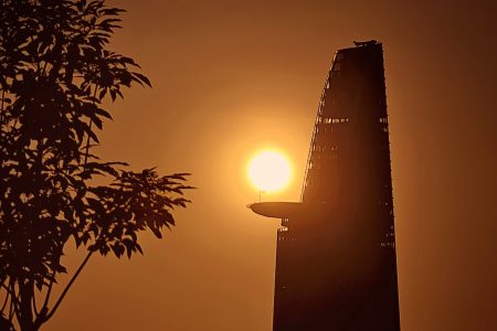 Du khách quốc tế cũng phải “WOW” khi đứng ở độ cao 178m tại Saigon Skydeck bắt trọn “hoàng hôn trứng muối”